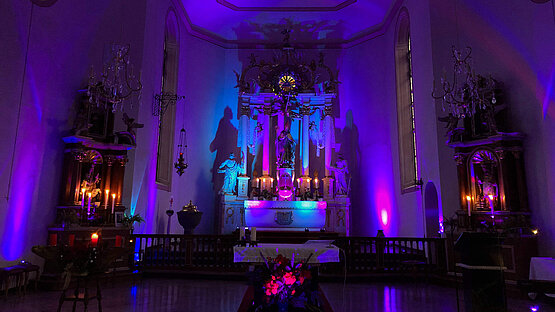 Die Martinskirche Osterspai in Adventsfarben