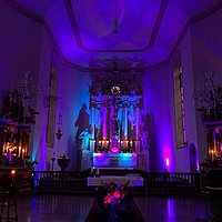 Die Martinskirche Osterspai in Adventsfarben