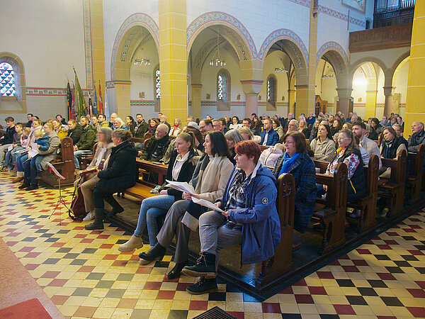 Blick in den Kirchenraum