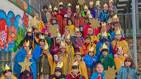 Kinder der kompletten Grundschule als Sternsinger