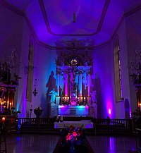 Die Martinskirche Osterspai in Adventsfarben